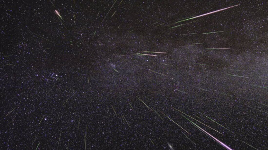 Imagen de un cielo con lluvia de estrellas fugaces. Semana Mundial del Espacio: estos son los eventos astronómicos que se pueden ver antes de 2025