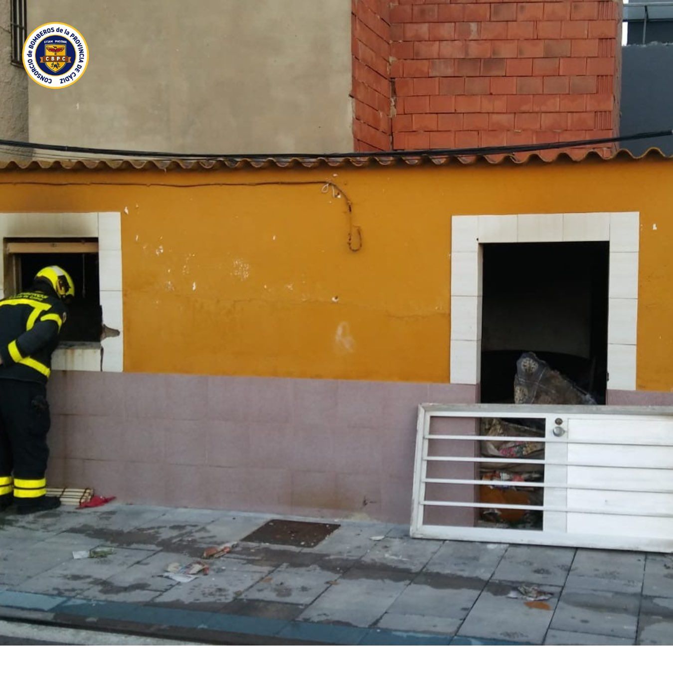 Bomberos extinguen un incendio en una vivienda abandonada en la calle Canarias de La Línea.
