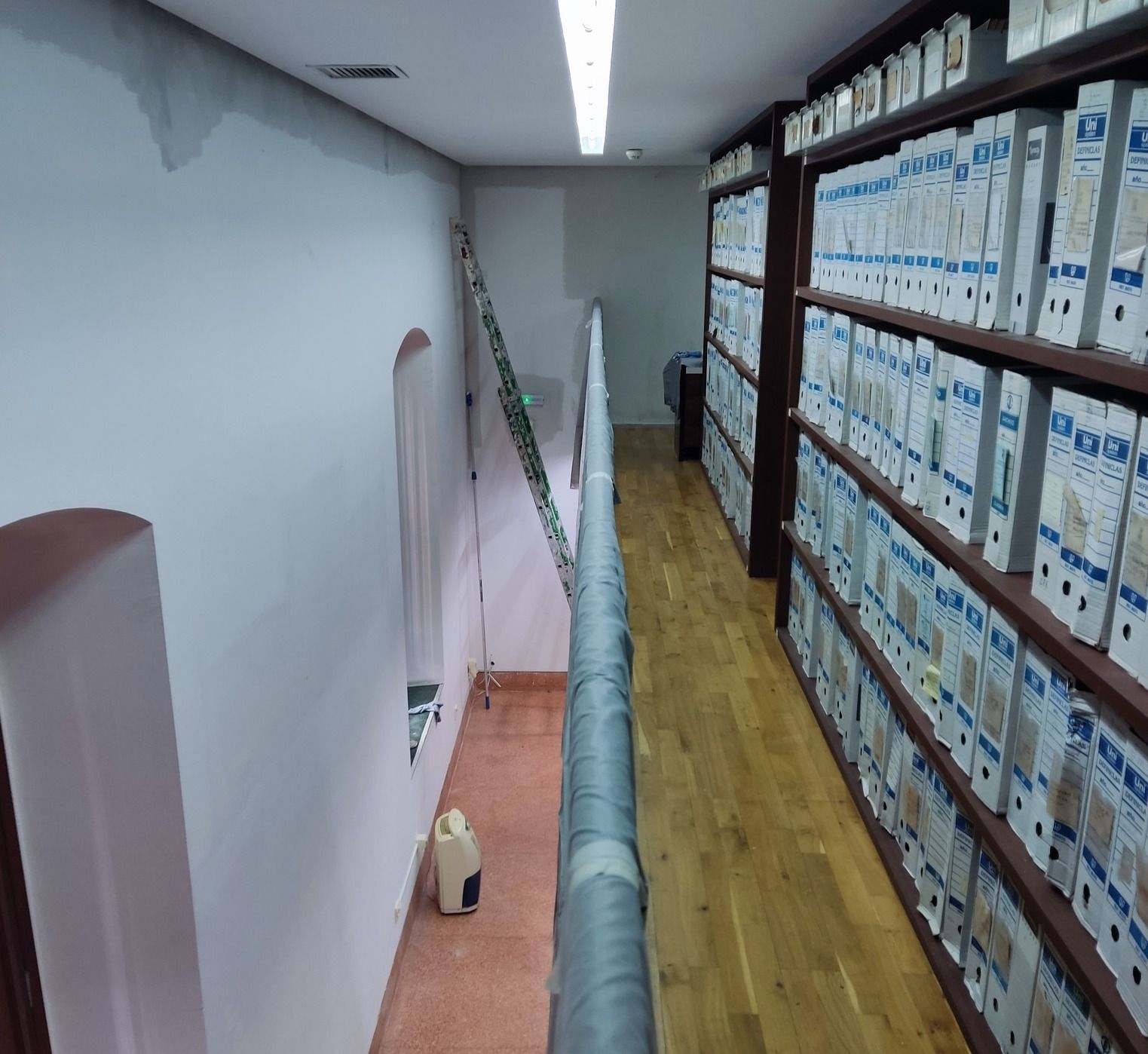 El Ayuntamiento ejecuta labores de mejoras y mantenimiento en el Archivo Histórico Municipal.
