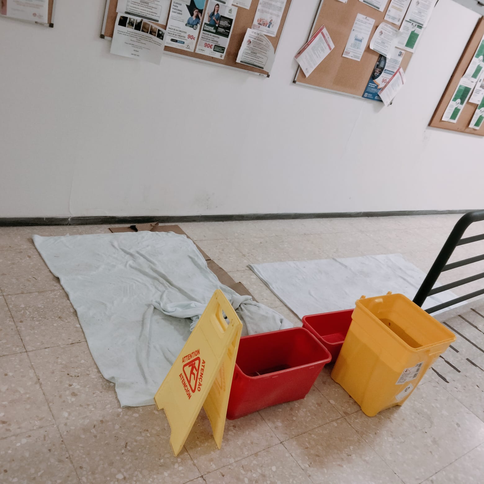 IU denuncia la existencia de goteras en algunas zonas del Hospital Punta de Europa.
