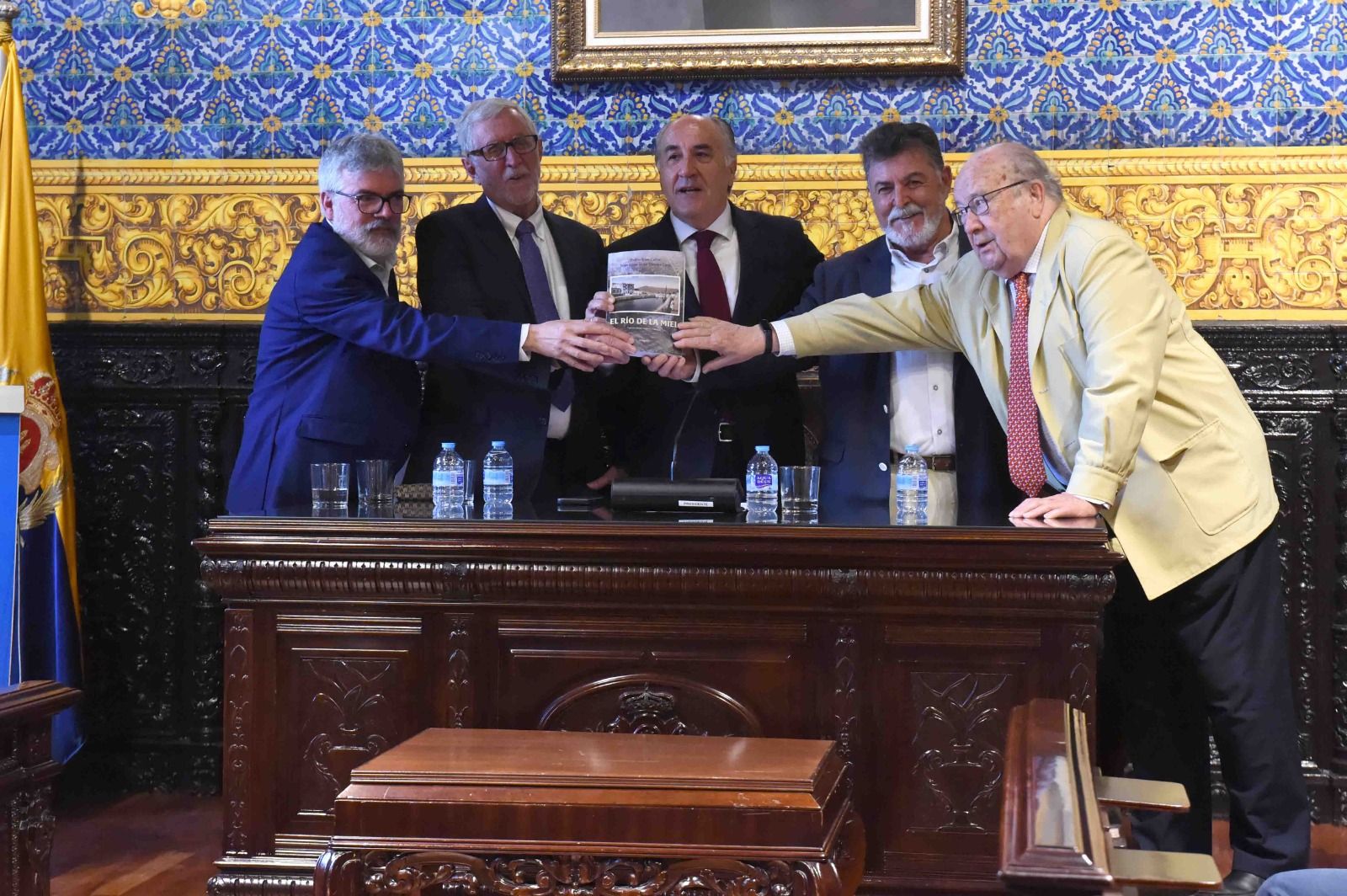 Juan Ignacio de Vicente, a la izquierda del alcalde, en un acto reciente.