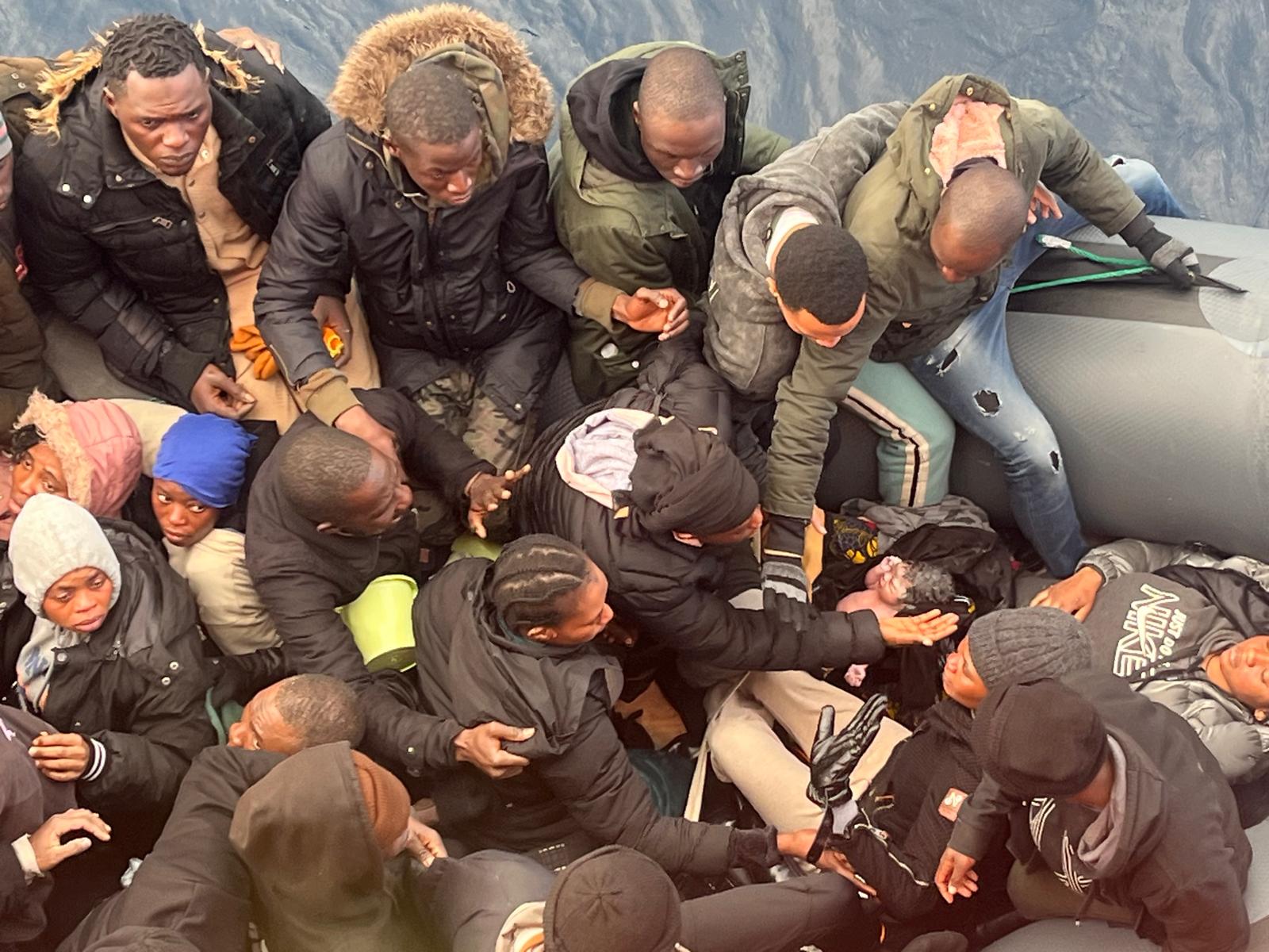 Un milagro en el mar: la Navidad culmina en Canarias con el rescate de un bebé recién nacido