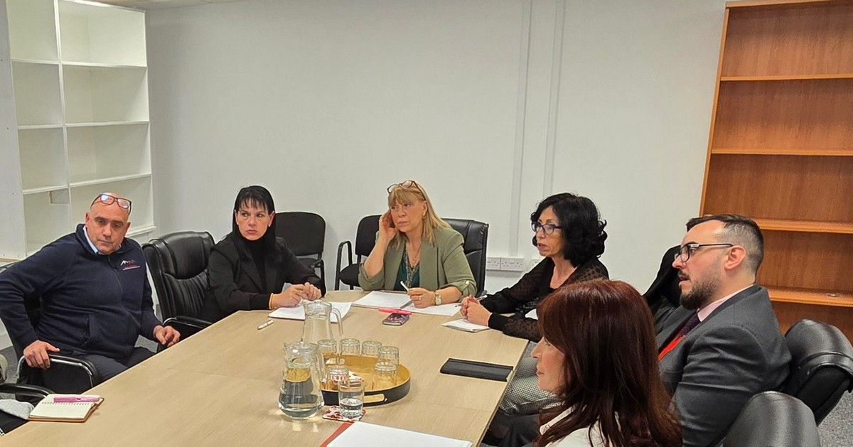 Pat Orfila preside la reunión de planificación. Gibraltar contará con un centro de alojamiento para hombres en proceso de divorcio o separación