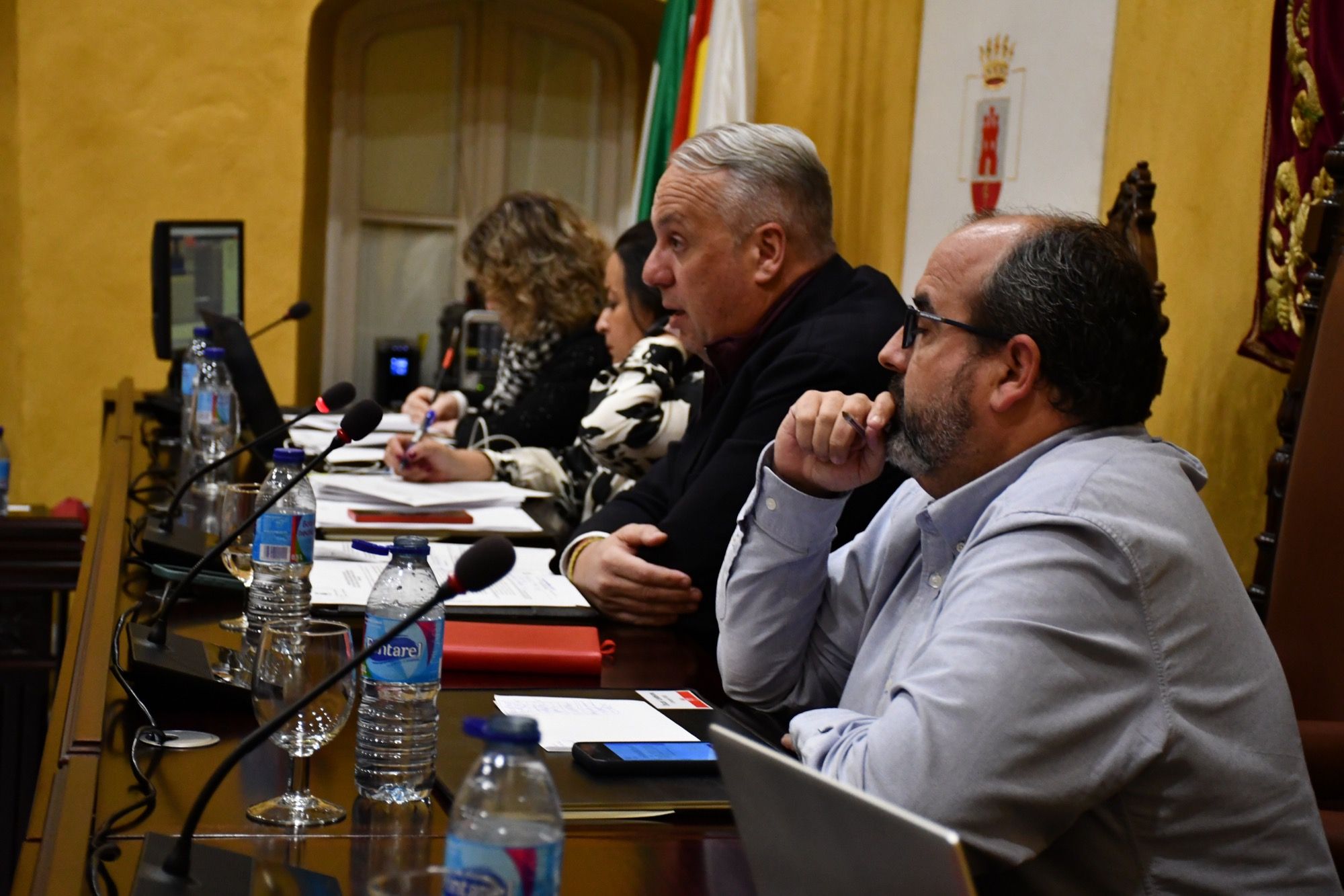 Imagen del pleno de enero del Ayuntamiento de San Roque. El Pleno de San Roque aprueba el contrato con Valoriza y el aumento del gasto social del personal municipal