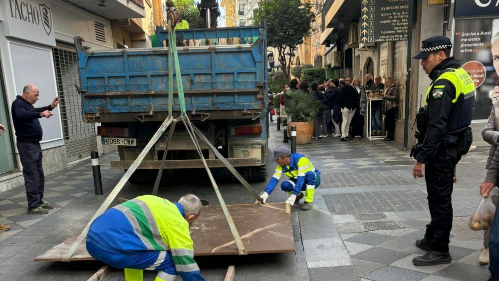 Imagen de archivo de cuando colocaron una plancha de acero tras el hundimiento de parte del firme de la calle Convento. El Ayuntamiento de Algeciras da por concluida la obra de reparación del socavón en la calle Alfonso XI