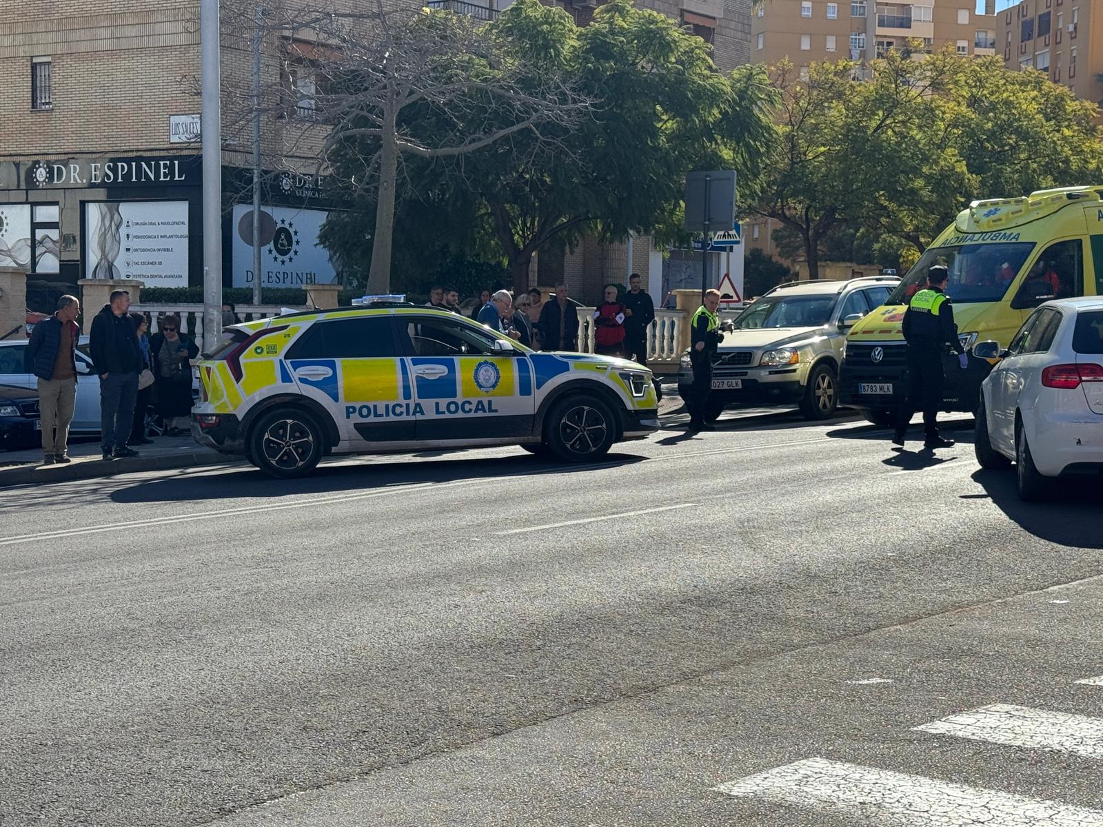 Atropellan a una mujer en el paso de peatones frente a la urbanización Los Sauces de Algeciras.
