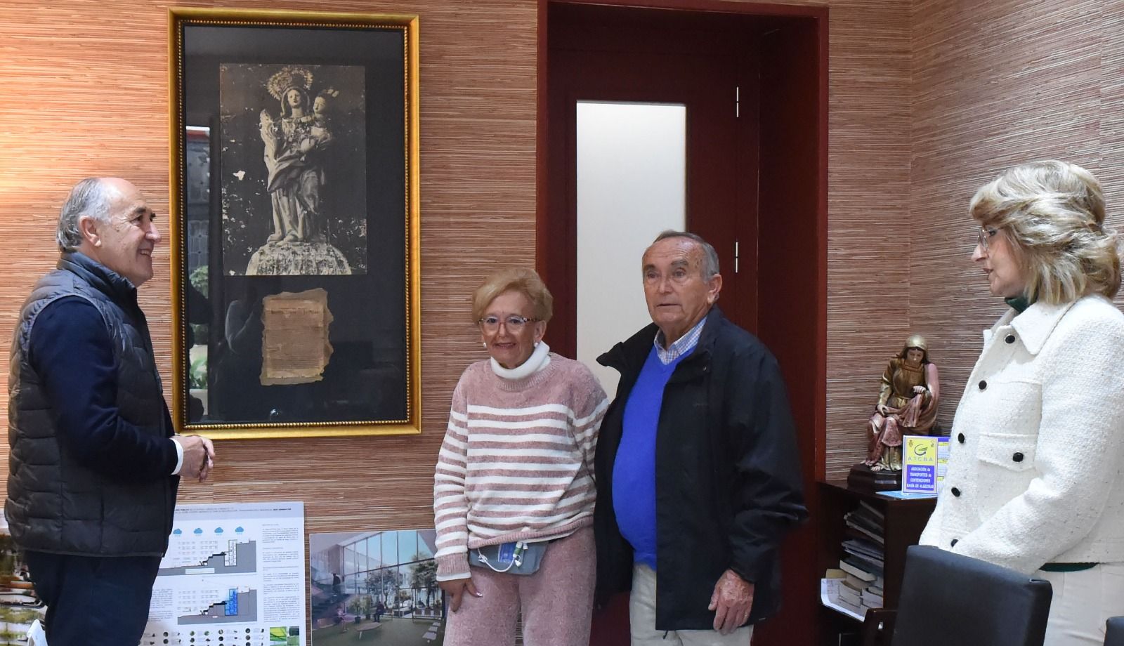El alcalde agradece a José Antonio Agüera y a Isabel Domínguez la donación de una fotografía de la Virgen de la Palma 