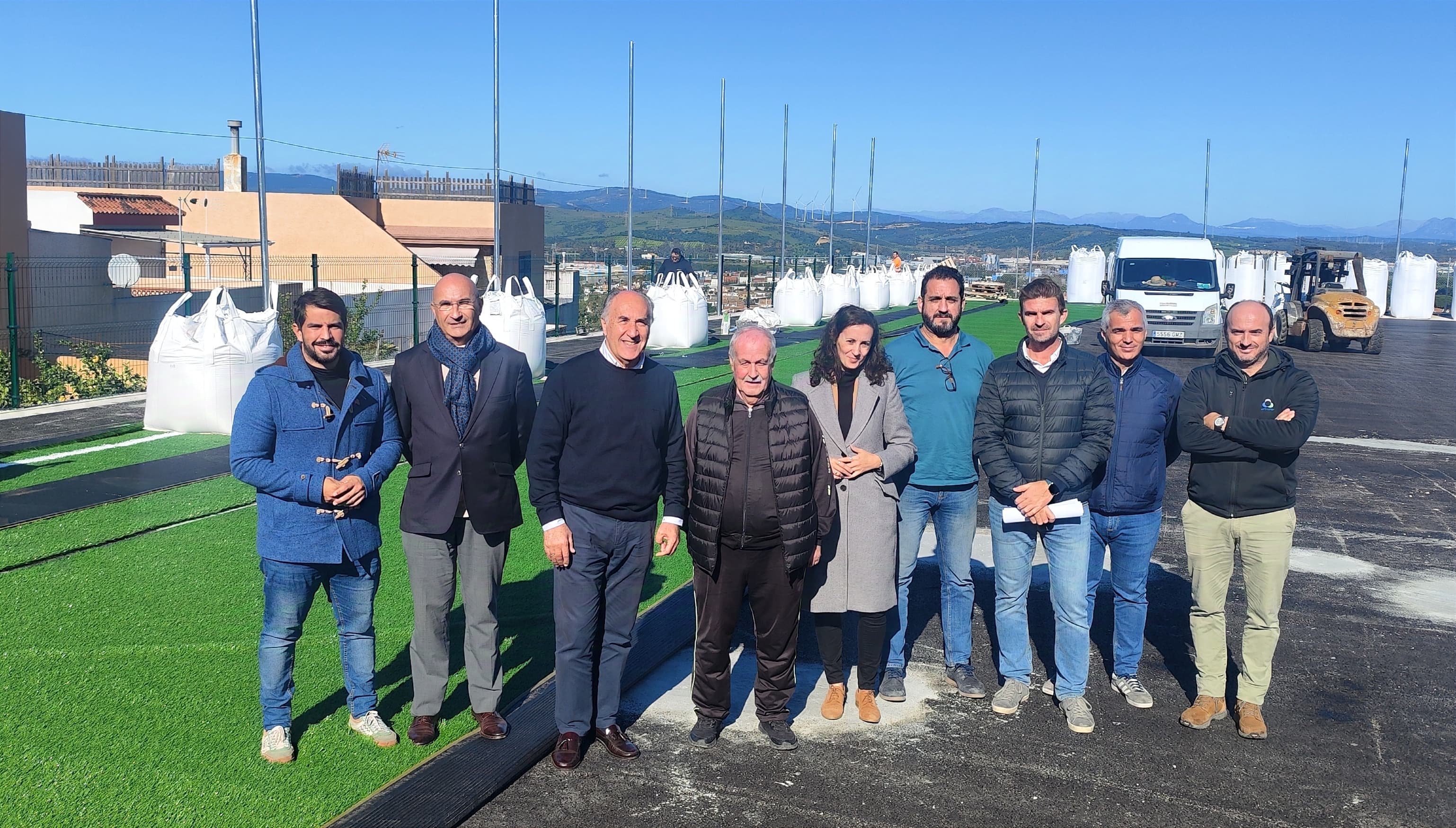 La conversión a césped artificial del campo de fútbol de La Granja, próxima a su finalización.