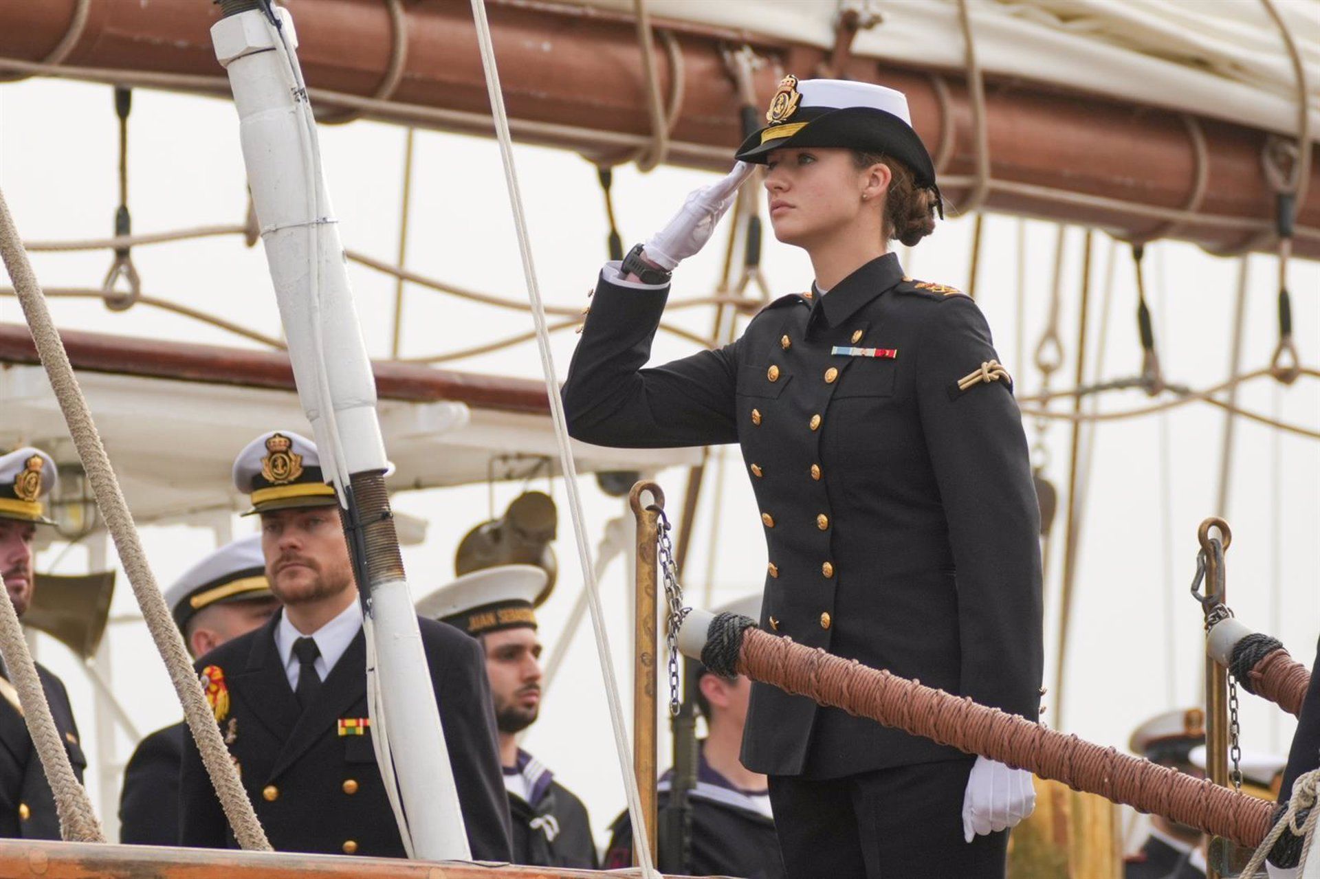 Emocionada despedida a Juan Sebastián Elcano, que zarpa con la Princesa Leonor entre sus guardiamarinas