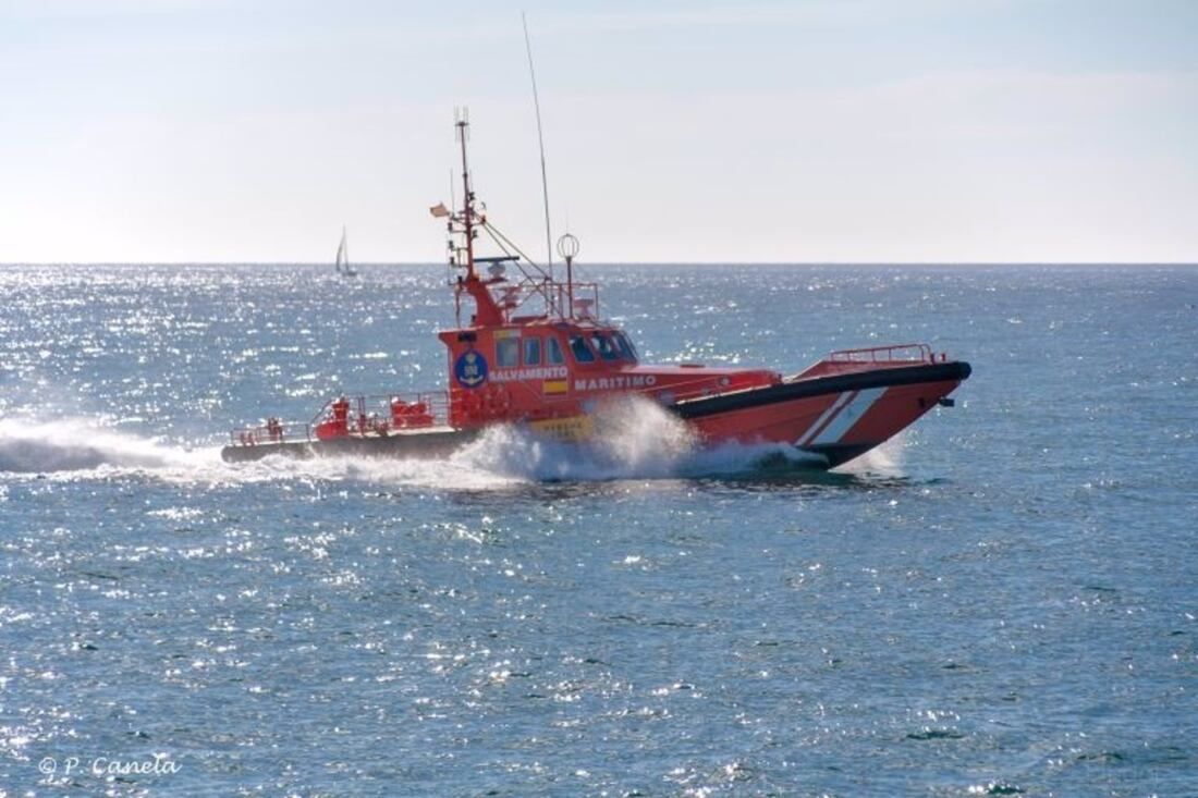 Rescatan una patera con 42 personas a unos 31 kilómetros de Lanzarote