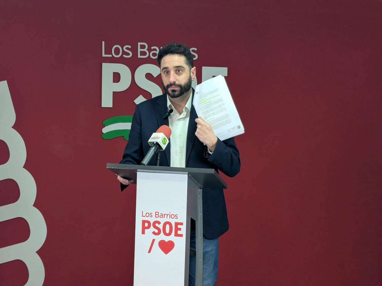 El secretario general del PSOE de Los Barrios, Daniel Perea, en una rueda de prensa. 