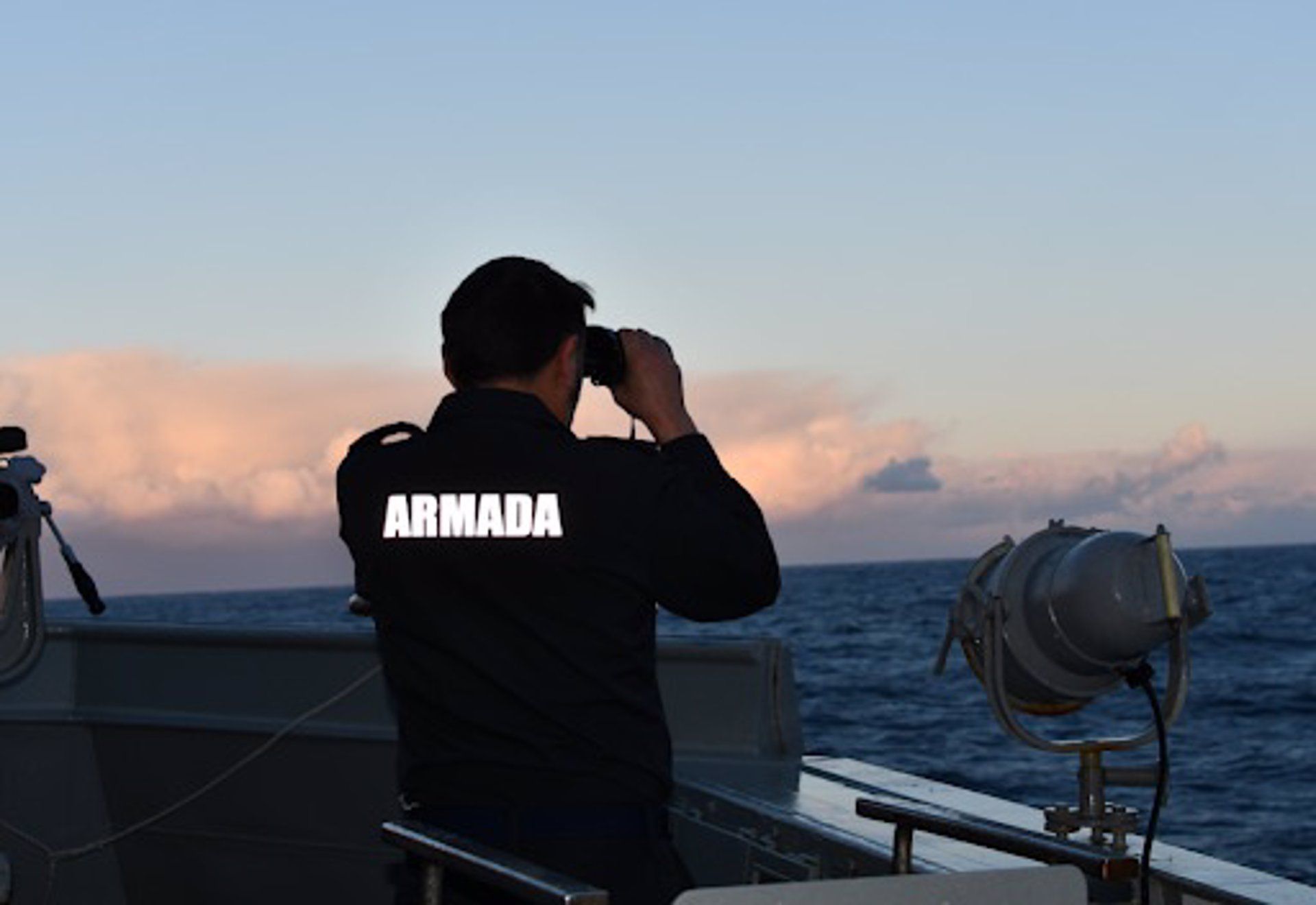 El Buque de Acción Marítima Tornado monitoriza unidades navales rusas en el Estrecho. FOTO: Serviola de la fragata ‘Blas de Lezo’ efectúa vigilancia durante su guardia de mar - LA ARMADA