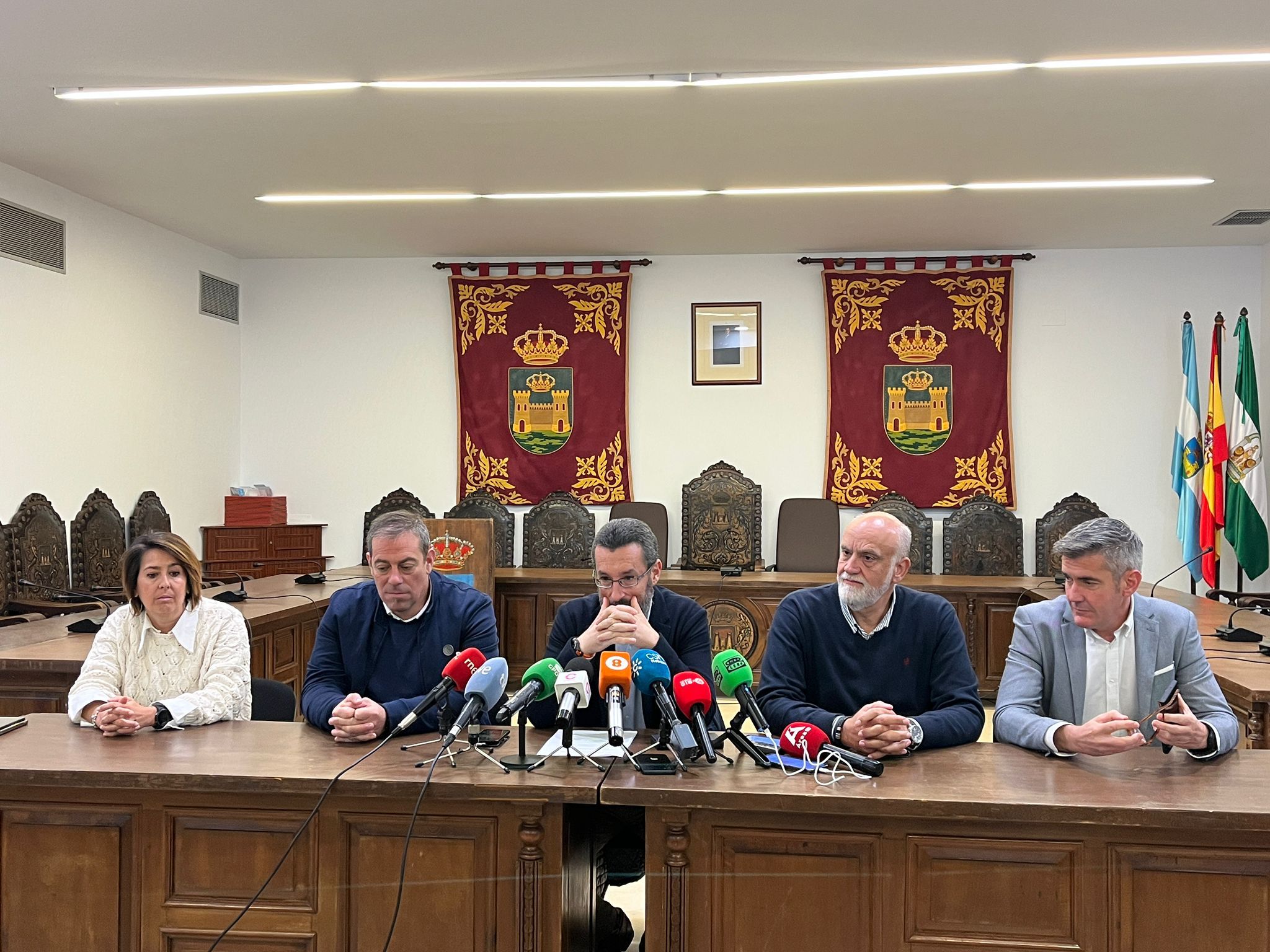 Imagen de archivo de una rueda de prensa en el salón de plenos de La Línea. 