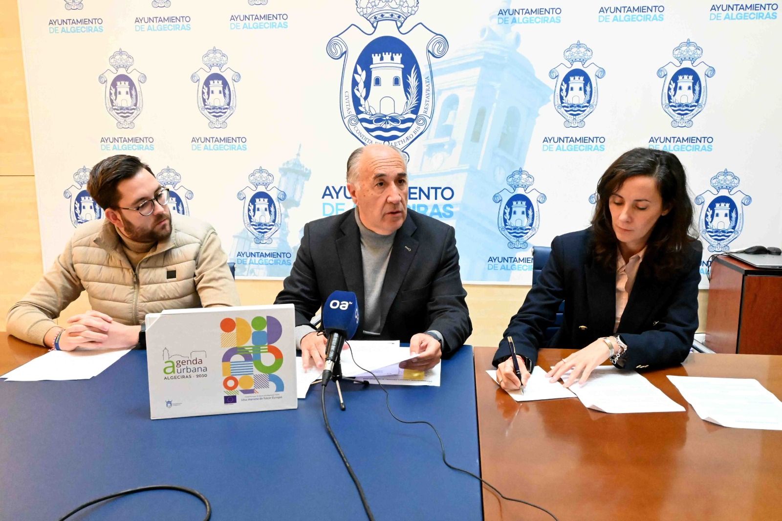 Landaluce anuncia la puesta en marcha de un plan de asfaltado y otro de acerado en Algeciras.
