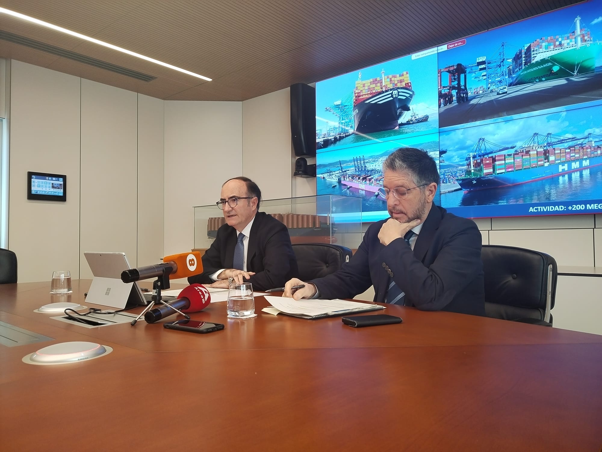 Landaluce y Hormaechea, en rueda de prensa.El puerto pide el "mismo celo" con los rellenos de Gibraltar que con el proyecto de fondeadero exterior.