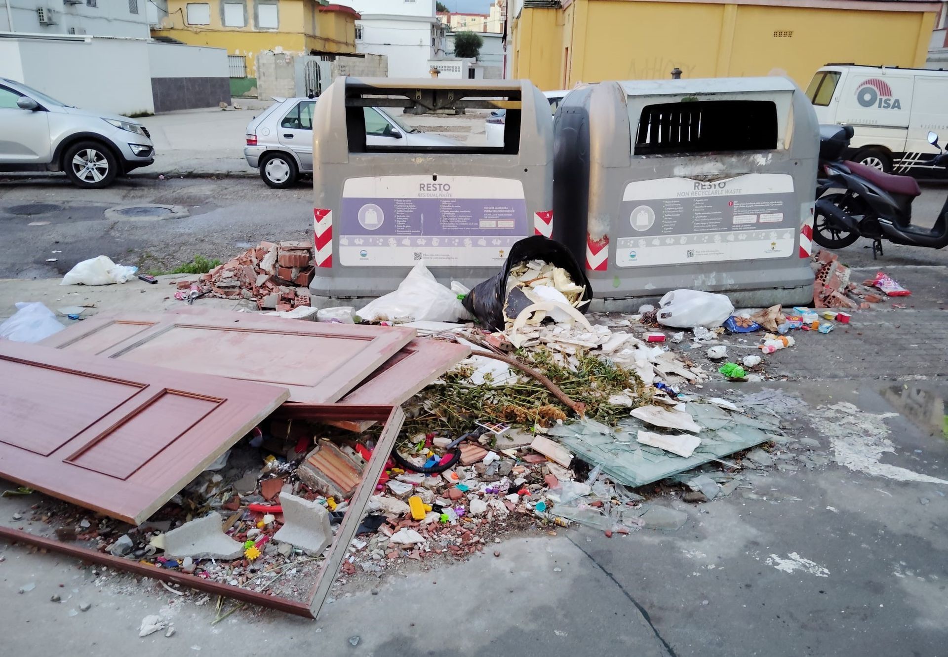Limpieza de escombros, muebles y enseres abandonados en las calles de Los Junquillos.