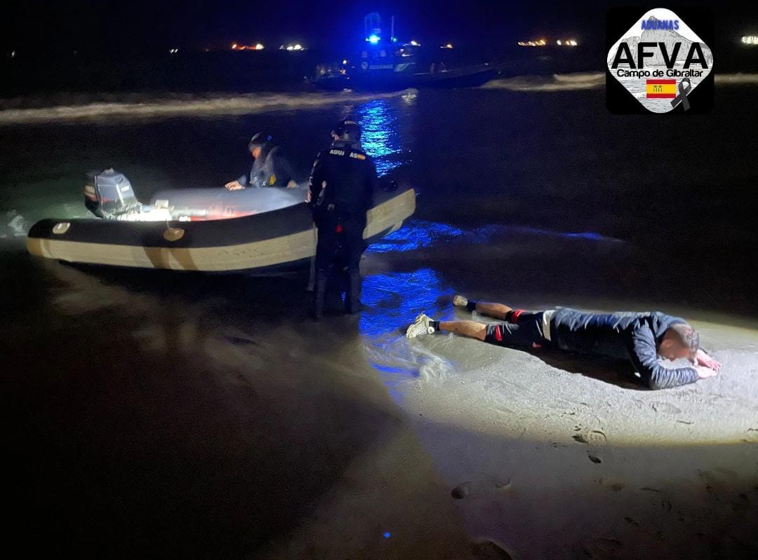 Siete detenidos y 80 petacas de combustible intervenidas en un operativo antidroga en La Línea.