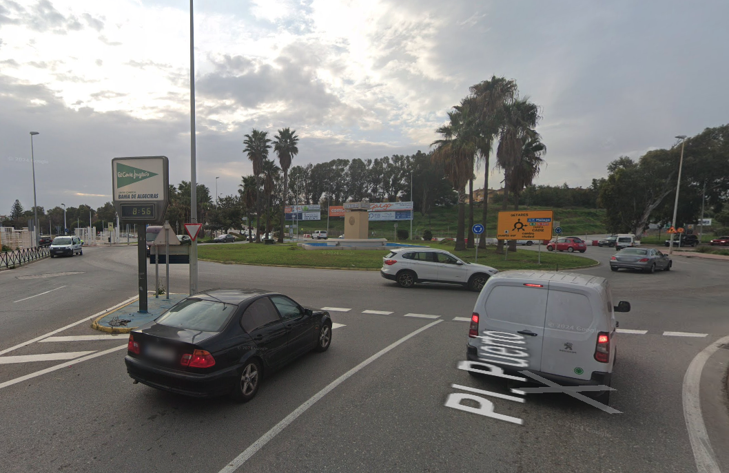 Rotonda del Varadero. Heridos dos menores tras un accidente entre un patinete y una furgoneta en Algeciras.