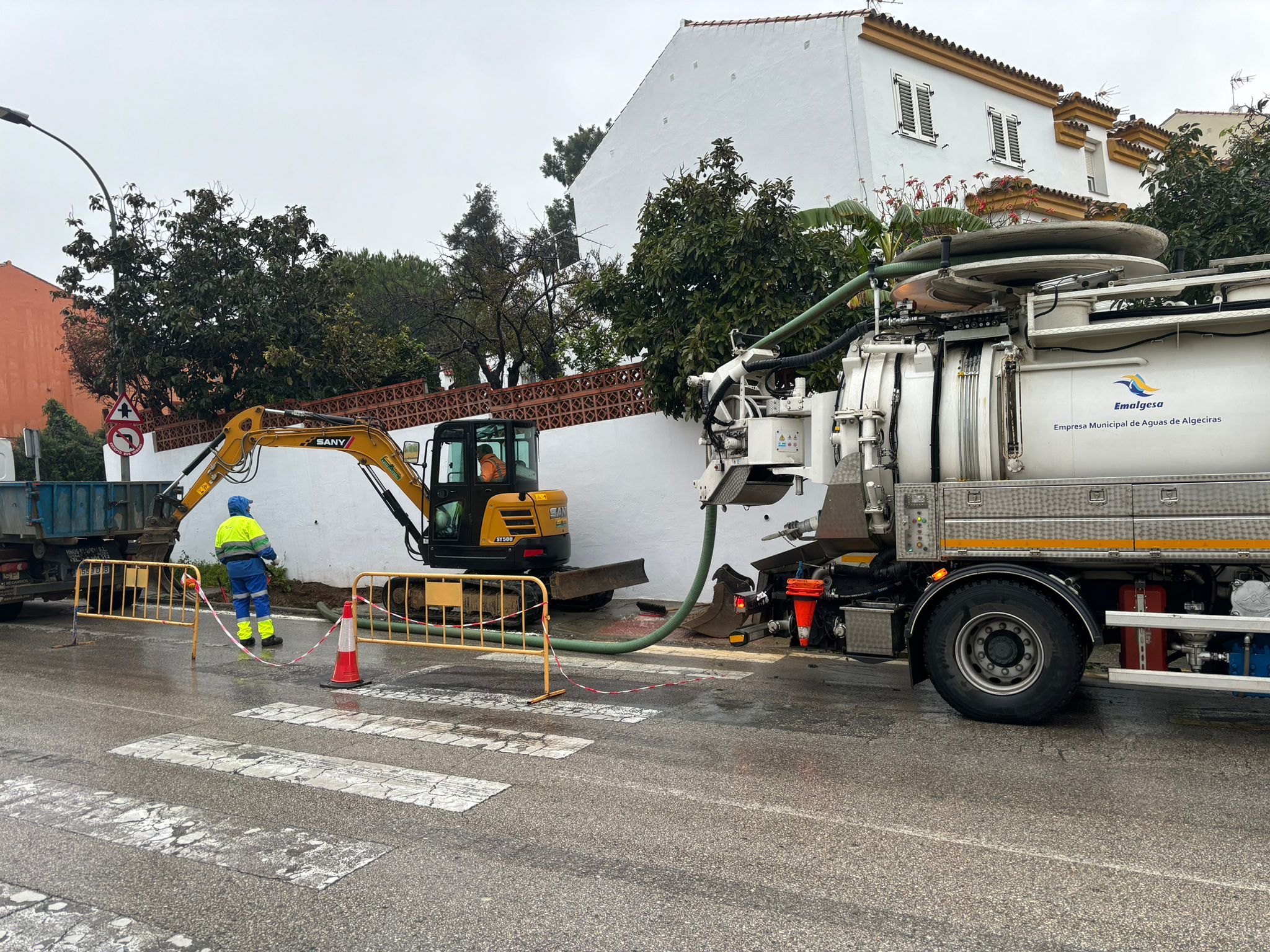 Emalgesa continúa este martes con los trabajos para reparar una avería en la Avenida 28 de febrero