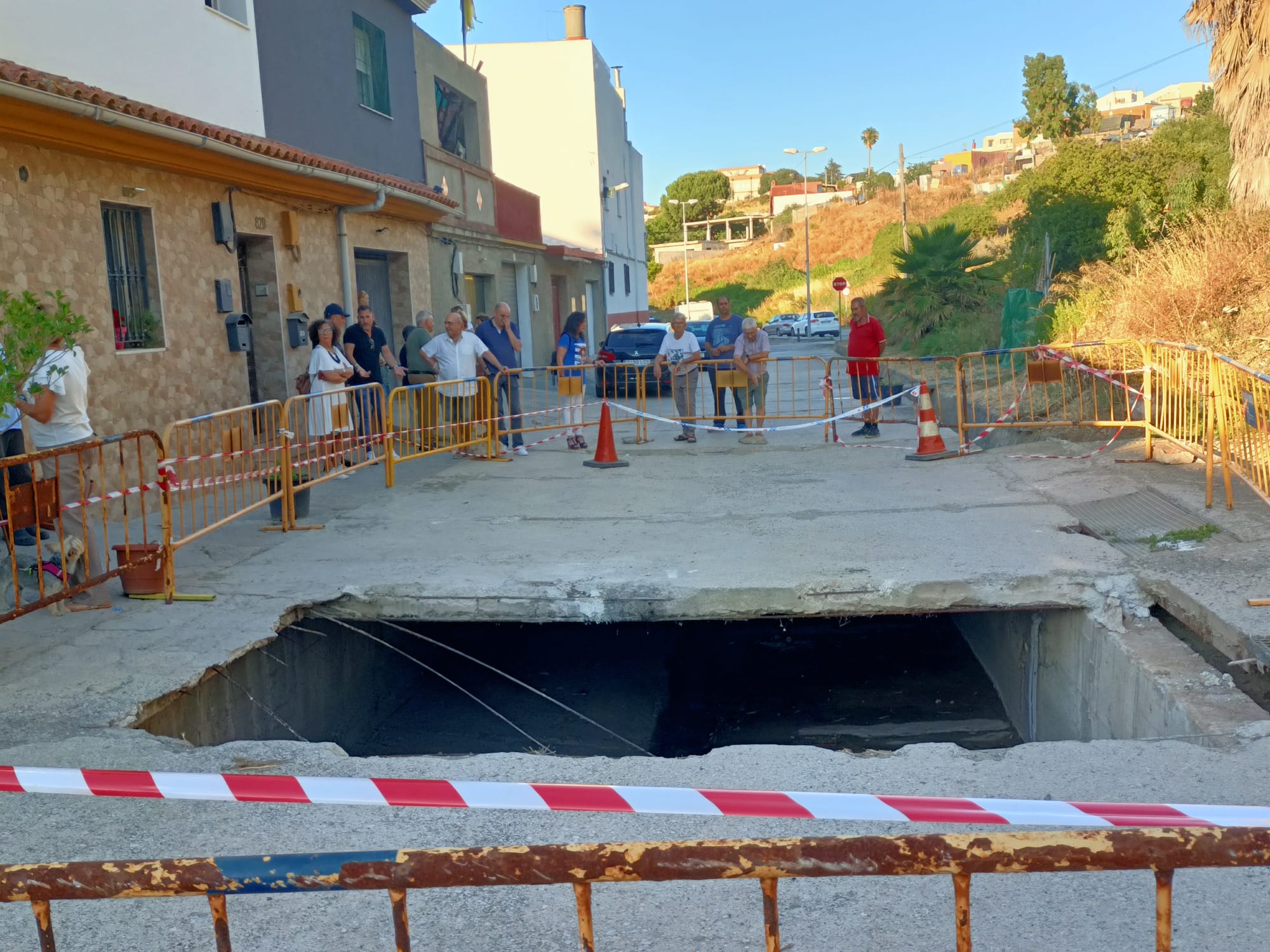 Visita a hundimiento Juliana. El PSOE pide que las reparaciones de urgencia den a todas las barriadas “el mismo trato” que al centro.