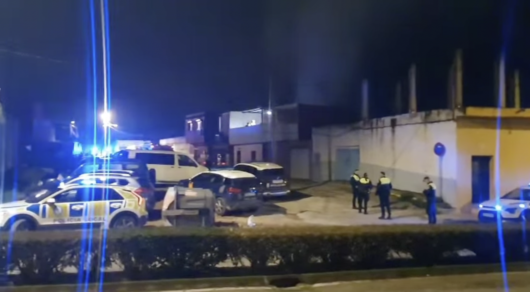 Bomberos sofocan un incendio de vivienda en la Avenida Aguamarina. Foto: Onda Algeciras