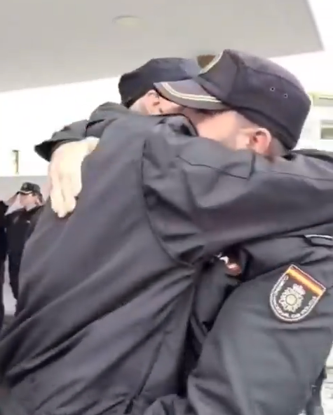 El inspector se abraza al comisario de Algeciras a su llegada.
