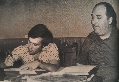 Juan Antonio Román, en el momento de la firma en 1976 junto al presidente, Paco Medina. Pesar en la Balona por el fallecimiento de Juan Antonio Román, uno de sus entrenadores más destacados