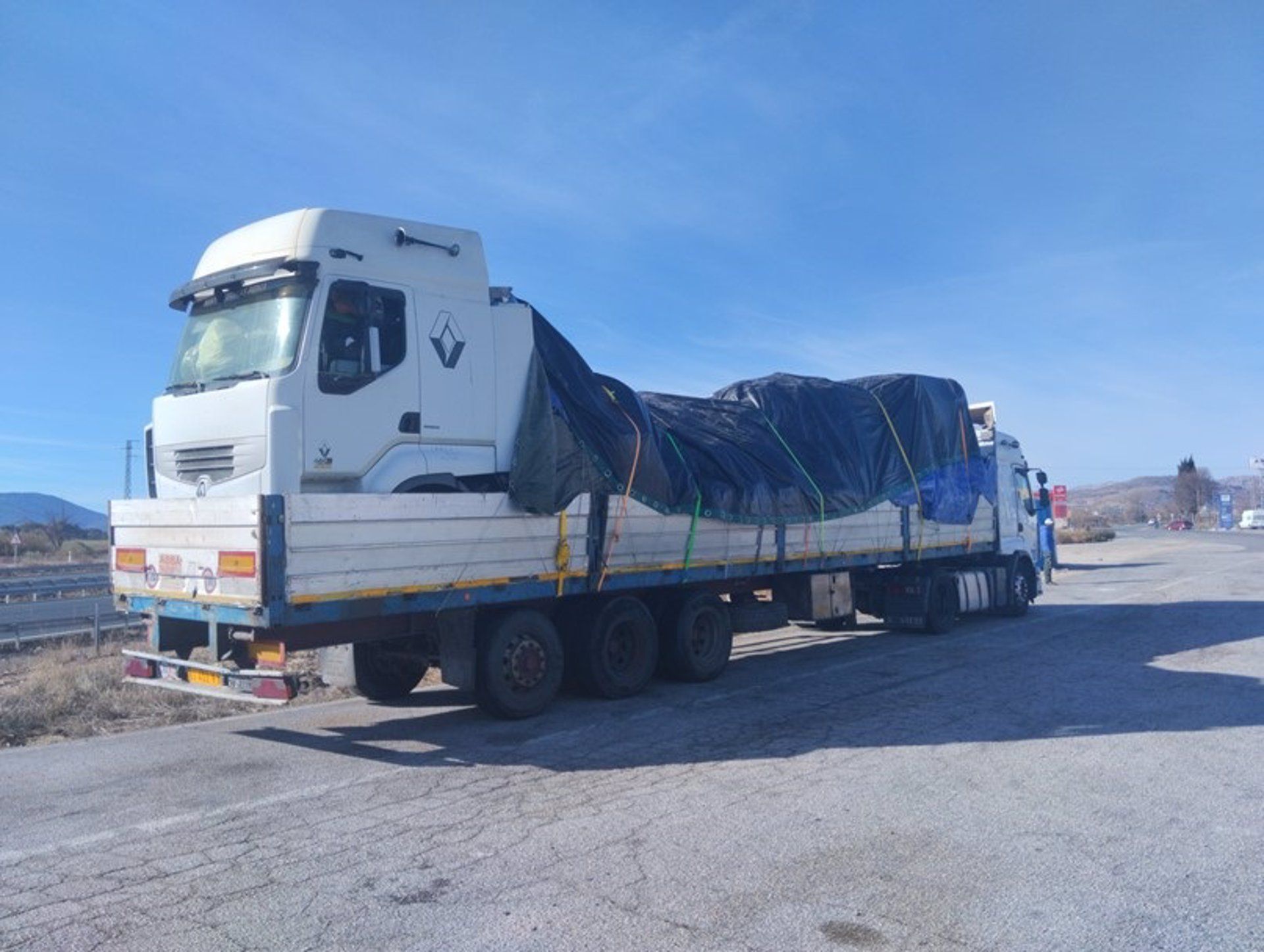 Camión italiano inmovilizado por la Guardia Civil - GUARDIA CIVIL. Interceptan en Algeciras un camión italiano que transportaba mercancía sin autorización