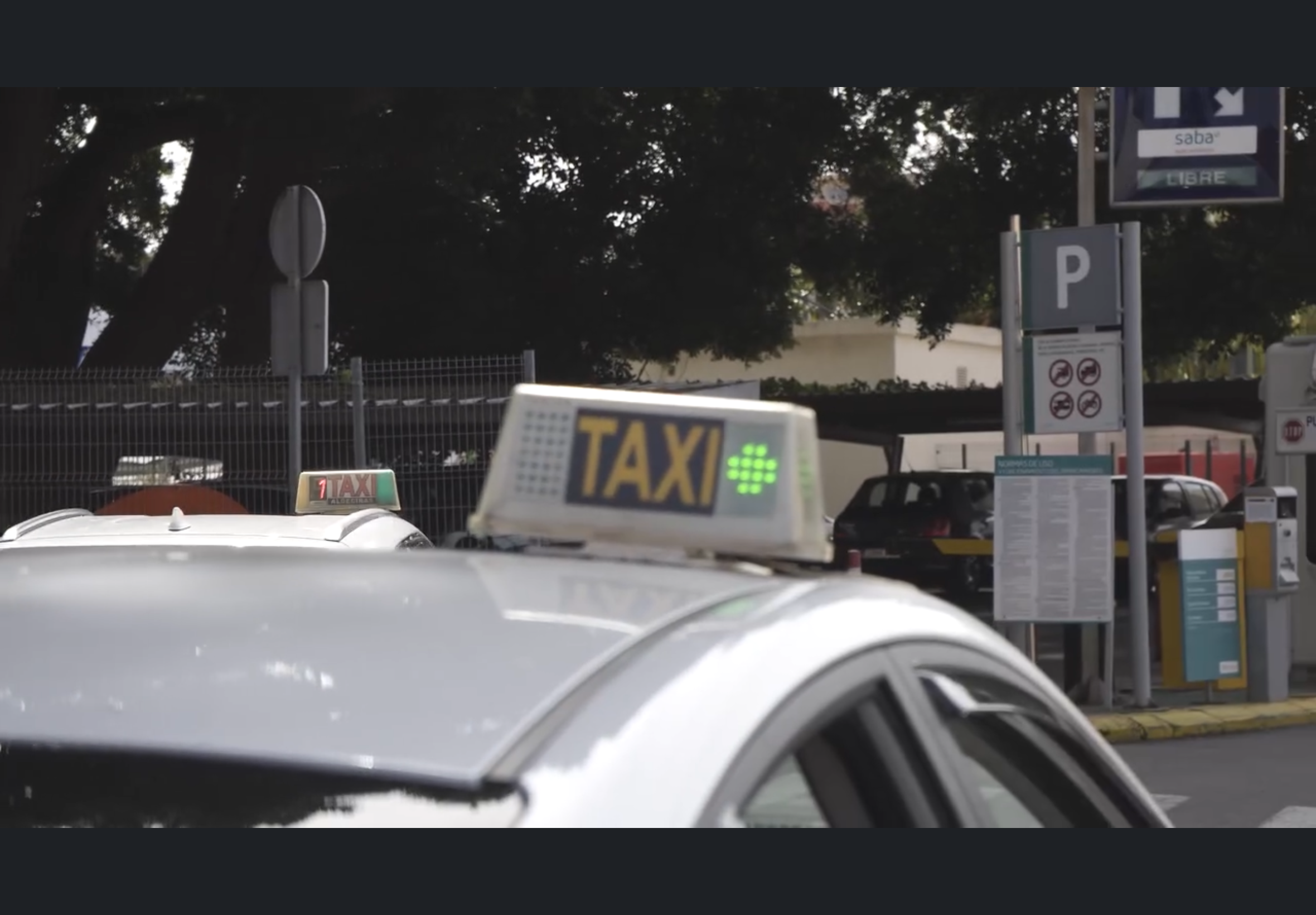 Imagen de dos taxis de Algeciras. Imagen de archivo. Los taxistas de Algeciras se movilizarán este 29 de enero en contra de las pólizas de seguros