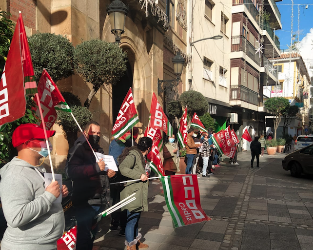 Imagen de archivo de una concentración de CCOO a las puertas del Ayuntamiento de Algeciras. Denuncian la situación de los trabajadores de Algesa de fines de semana con contratos parciales 