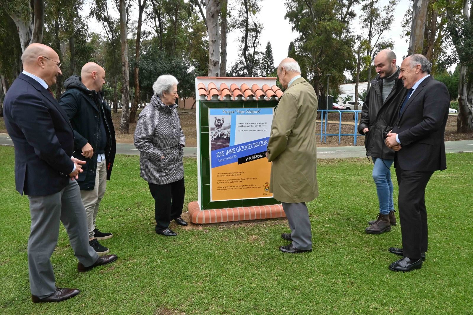 Descubierta la nueva placa del monolito en el Parque 'Pepe Gázquez'.