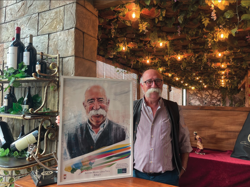 Willy: "Debemos vender la comarca en conjunto porque no hay otra igual". Foto: Antonio Miguel López Vega, Willy, muestra su retrato realizado por Víctor Jerez. 