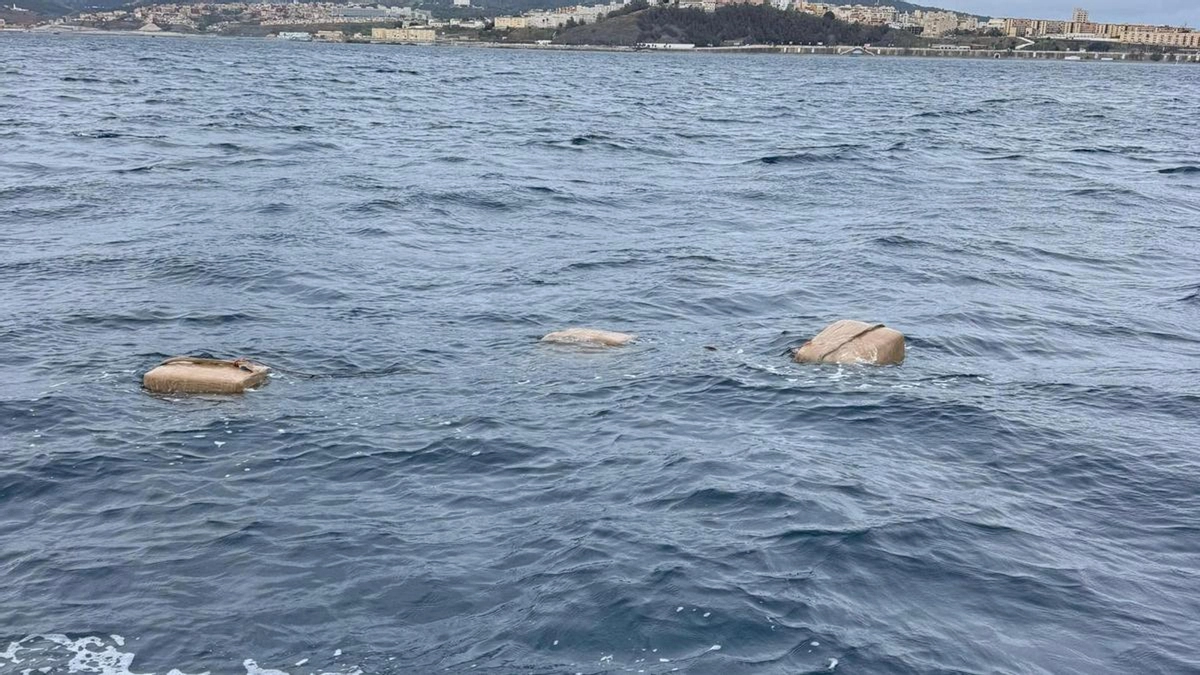 La Guardia Civil incauta 270 kilos de hachís arrojados al mar por una narcolancha en el Estrecho. Foto: Guardia Civil.