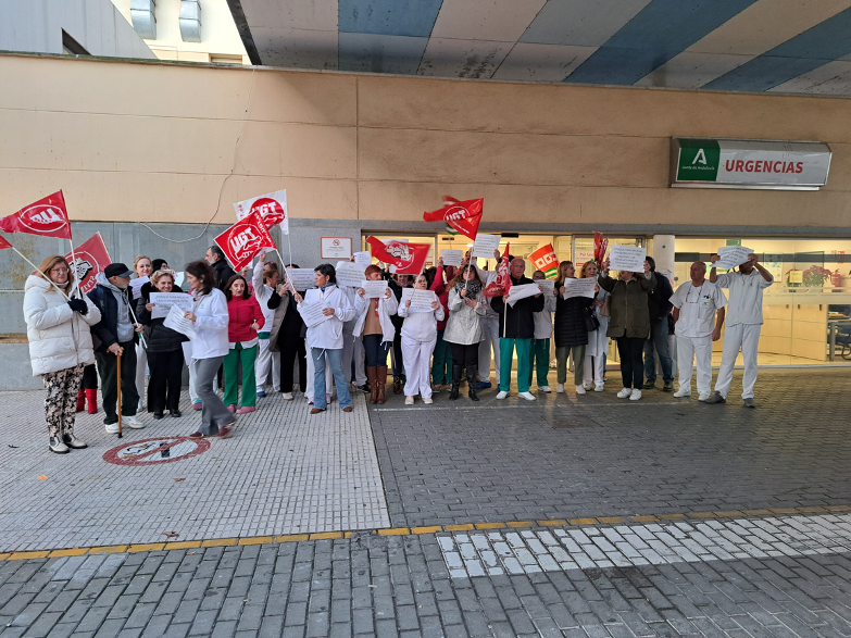 Los celadores del Hospital Punta de Europa reclaman una zona de descanso tras su retirada 