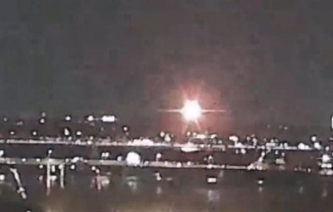 Tragedia aérea en Washington: un avión con más de 60 personas a bordo y un helicóptero militar chocan en el aire.