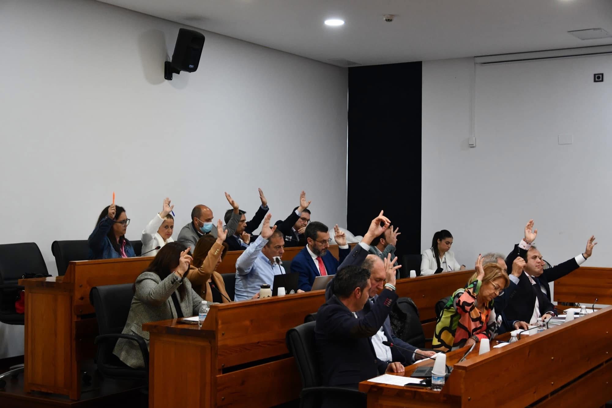 Imagen de un pleno de mancomunidad. El PSOE exige la bajada del recibo del agua a Los Barrios 100x100 y PP.