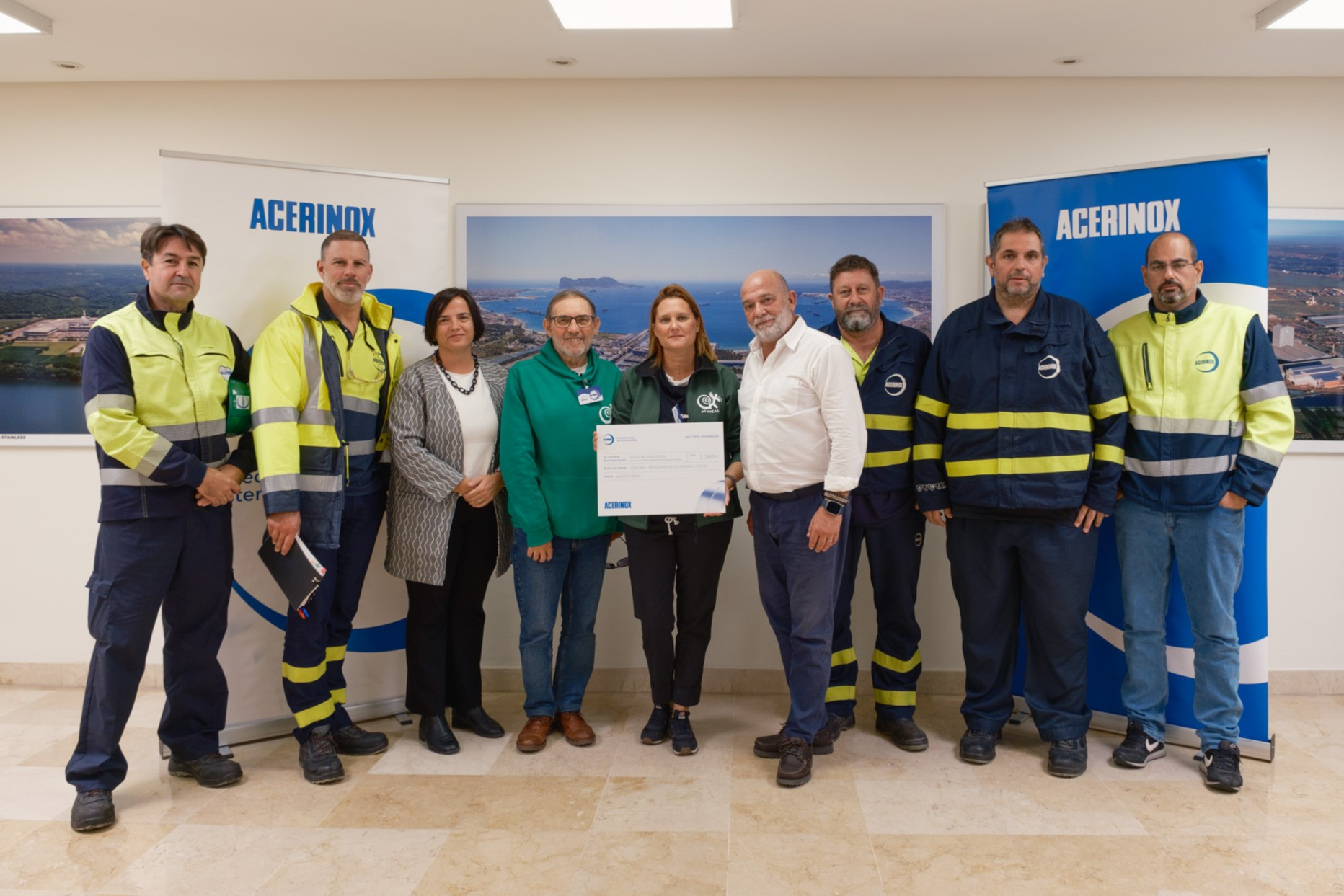 El equipo de Acerinox Europa en uno de los actos de entrega de donativo el pasado mes de noviembre.