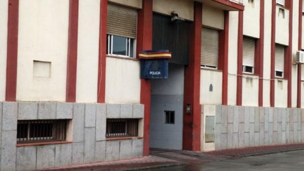 Detenido un menor en La Línea por dejar inconsciente a una compañera con la técnica del 'mataleón'. Imagen de archivo de la Comisaría de la Policía Nacional.