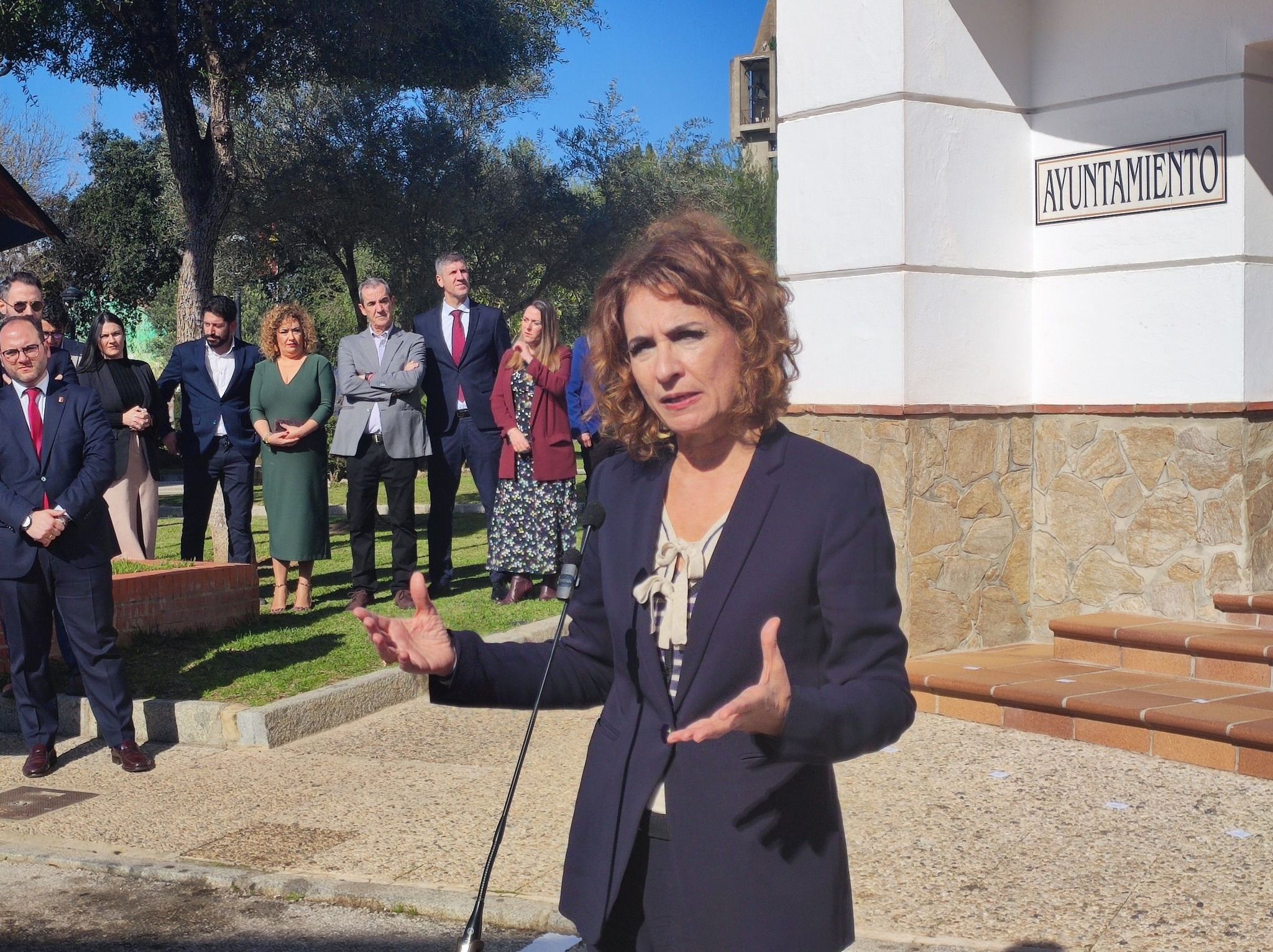 María Jesús Montero atiende a los periodistas en Castellar. imagen de archivo. 