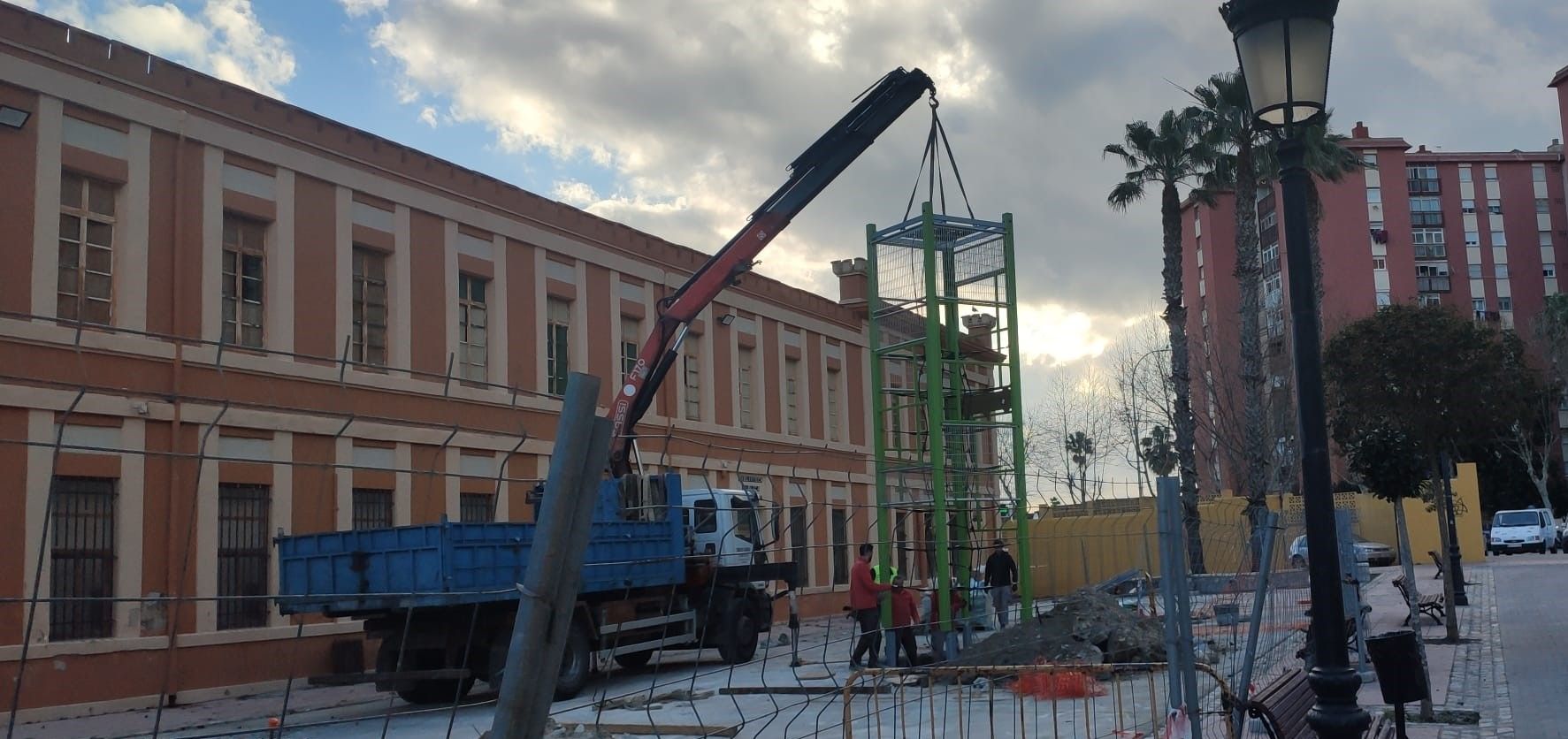 Iniciados los trabajos de adaptación y mejora de los parques infantiles de La Línea.