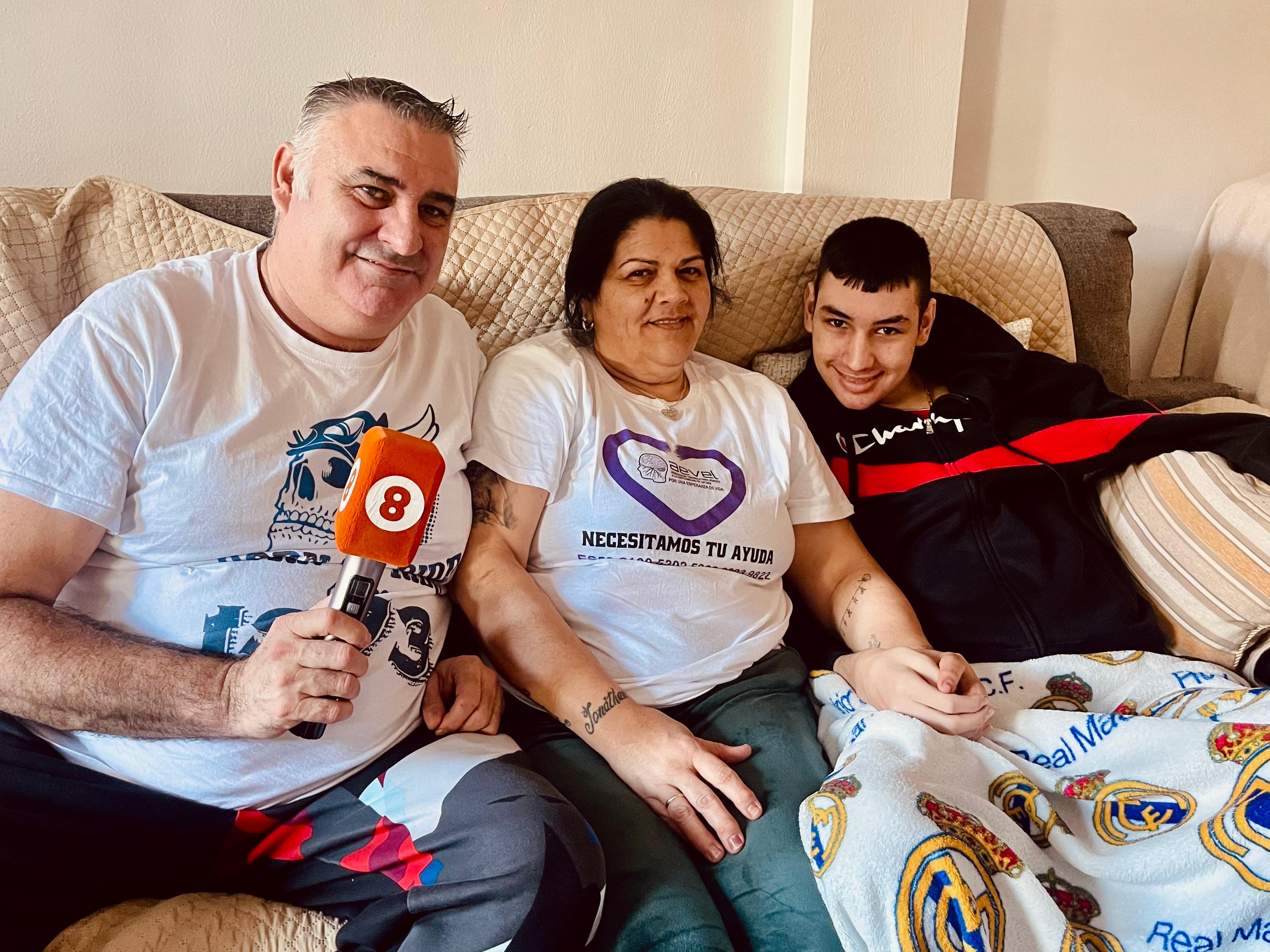 Llamamiento para luchar contra las enfermedades raras: "Juntos somos más fuertes". En la foto Juanma Osorio, María José Sibajas y Jonathan Osorio.