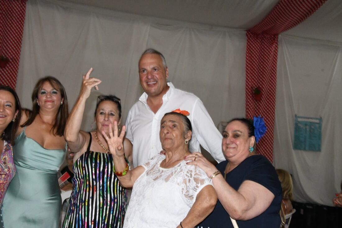 Cena de mayores en la Feria Real de San Roque.