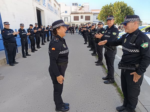 La primera y única mujer de la Policía Local de Tarifa se jubila tras 40 años de servicio.