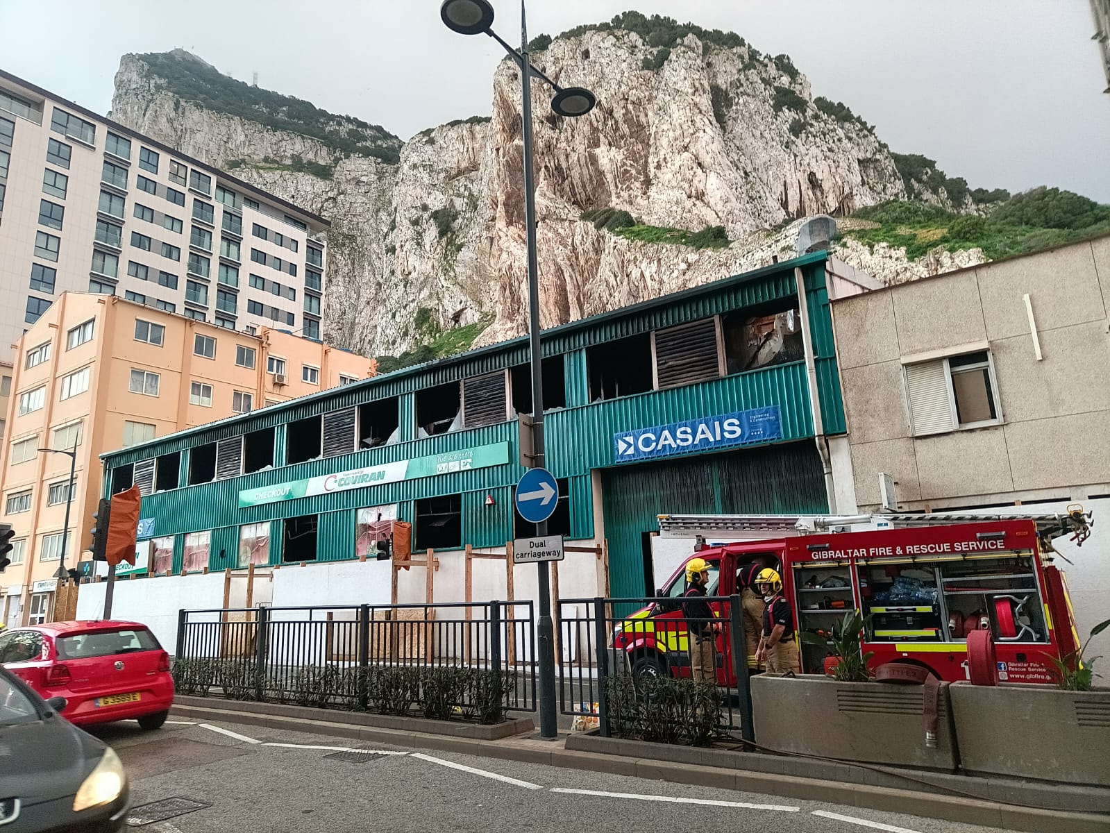 Detenidos cinco menores como sospechosos de provocar un incendio en un supermercado de Gibraltar