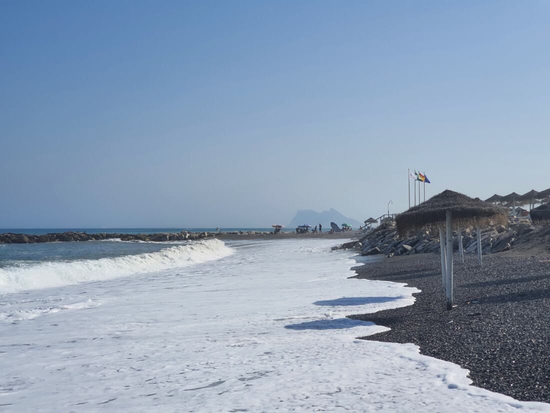Playa de Sotogrande. Adelante Andalucía se opone a la creación del fondeadero de buques frente a la costa de Sotogrande