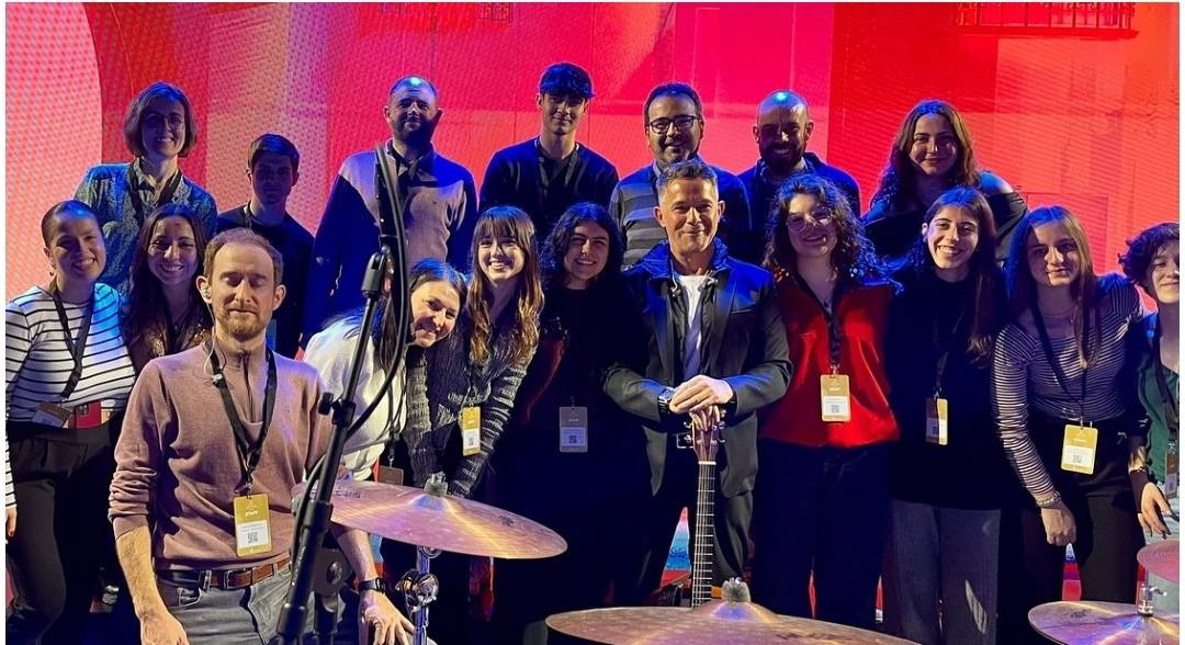 Alejandra junto a sus compañeros del coro y Alejandro Sanz. Alejandra junto a sus compañeros del coro y Alejandro Sanz.