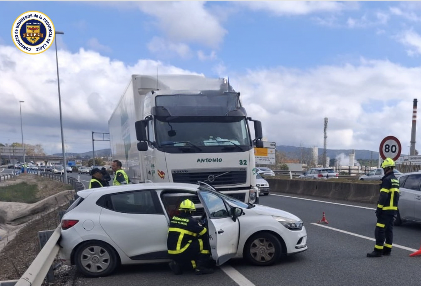 Un aparatoso accidente entre un camión y un turismo deja un herido en la A-7 