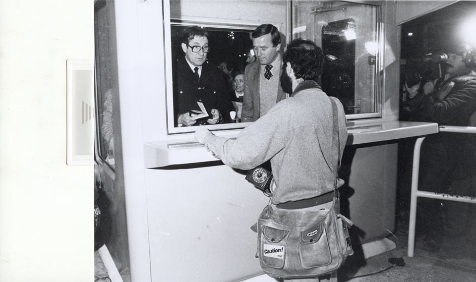 Apertura de la Verja al paso de peatones en 1982. Foto cedida por J. D. Ramos.