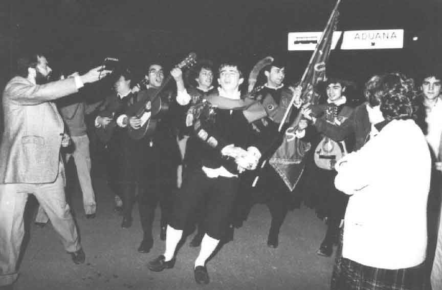 Apertura de la Verja al paso de peatones en 1982. Foto cedida por J. D. Ramos.
