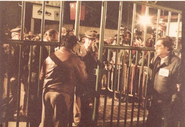 Testimonios de la apertura de la Verja: "Hay que recordar nuestra historia para que no se repita". Apertura de la Verja al paso de peatones en 1982. Foto cedida por J. D. Ramos.